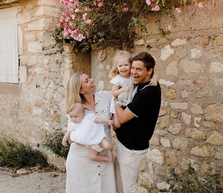 Une séance famille à Oppède-le-Vieux : l&rsquo;authenticité du Luberon